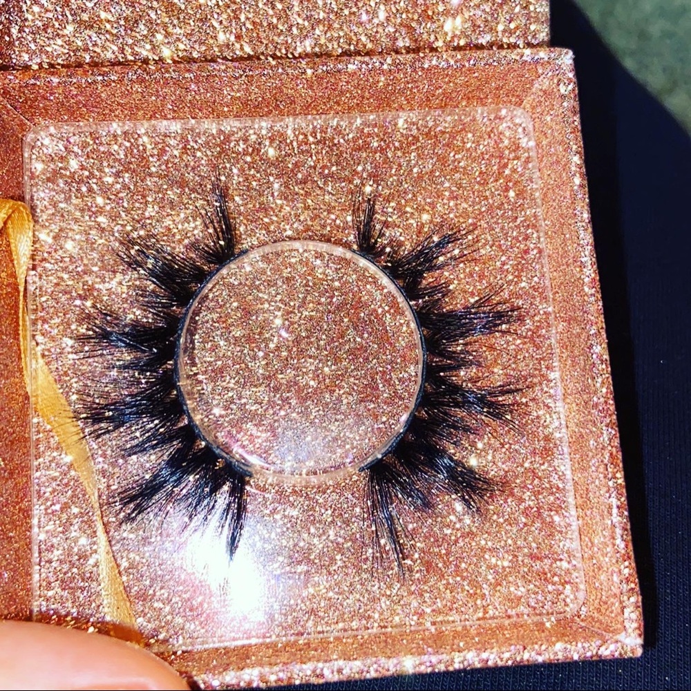 Lashes - Picture 5 of 8